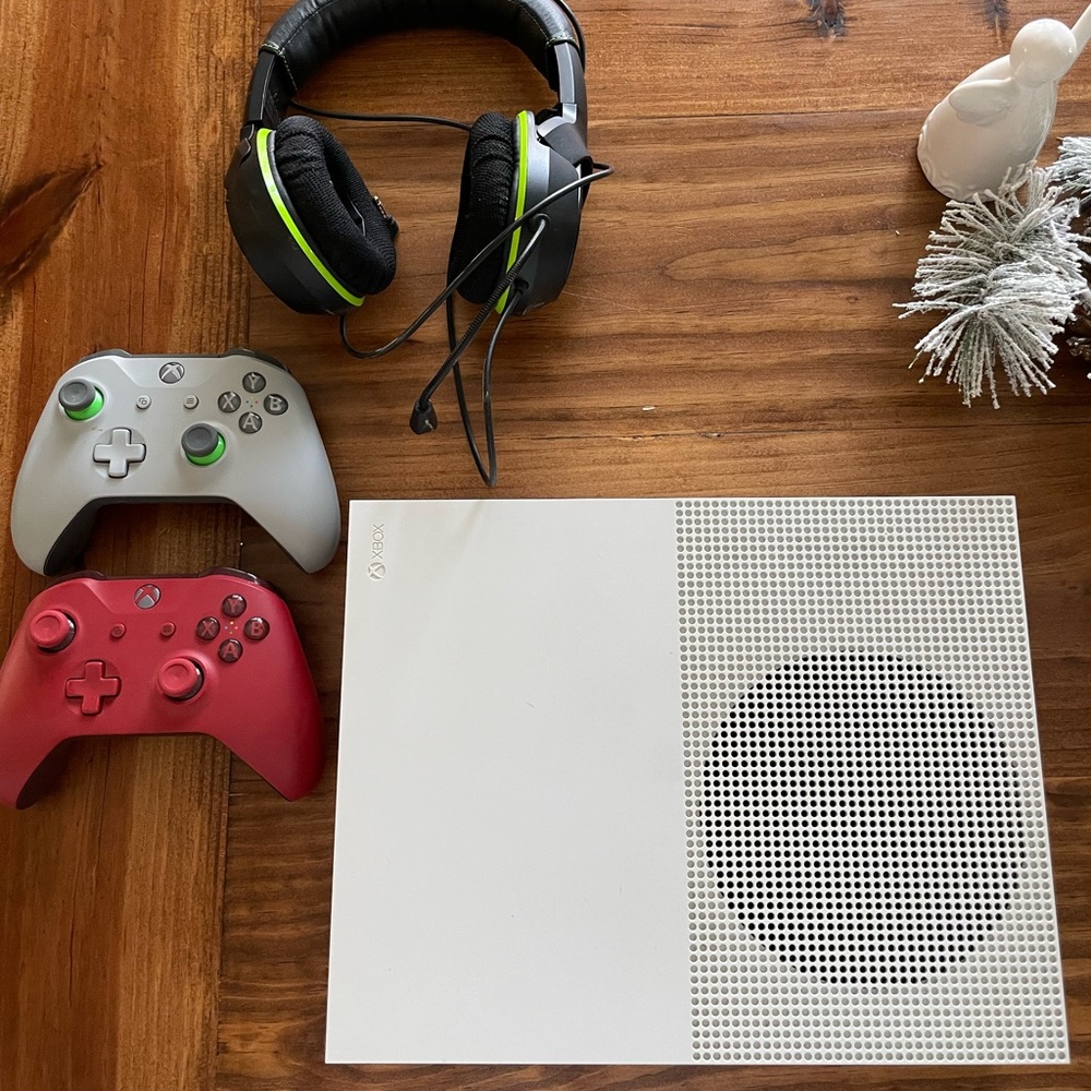 XBOX One S White Console with 2controllers and Turtle Beach Headphones